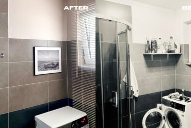 Metamorfoza małej łazienki. Przed remontem łazienka była słabo doświetlona i panował w niej nieład widoczny na zdjęciu z prawej strony. Projektant wnętrz Anna Buczny zaaranżowała wnętrze łazienki przez powierzchowny lifting łazienki. Zmianie uległa kolorystyka, pojawiły się nowe szafki. Dzięki temu w nowej aranżacji zniknęły wszystkie butelki z płynami do prania i opakowania z proszkami, kosmetykami i inne - widoczne na zdjęciu Before - z prawej strony. Architekt wnętrz zaproponowała nową kolorystykę, widoczną na zdjęciu po lewej stronie. Ciemne płytki kontrastują z beżowym kolorem ścian i sufitu. Elementami dekoracyjnymi w nowej aranżacji łazienki jest obrazek zawieszony na ścianie w kolorystyce czarno-białej oraz drewniana roleta okienna w kolorze białym - na pełną wysokość ściany z oknem i na szerokość wnęki okiennej. Efektem metamorfozy małej łazienki z oknem jest przytulne i uporządkowane pomieszczenie.