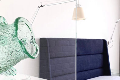 Wnętrze sypialni zostało zrealizowane przez architekt wnętrz Annę Buczny w formule pod klucz. Sypialnia ma jasne ściany i sufit, ciemne, pikowane wezgłowie łóżka i witrynę na książki wykonaną według projektu projektantki. Na pierwszym planie jest szklana figurka ryby, w zielonym odcieniu szkła. Lampy umieszczone po obu stronach łóżka z jasnymi abażurami pochodzą z kolekcji Artemide z oferty handlowej projektantki Anny Buczny.