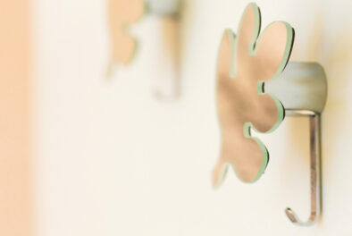 Wieszaczki włoskiej firmy Porada. Wyglądem przypominają liść. Sprawdzają się jako ozdoba ściany, będąc jednocześnie formą użytkową.