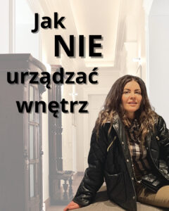 Jak nie urządzać wnętrz, radzi na swoim blogu architekt wnętrz Anna Buczny. Grafika jest zapowiedzią artykułu na blogu. Projektantka wnętrz jest częścią tej grafiki - uśmiechnięta architektka siedzi na płaskiej sofie, jest uśmiechnięta, ubrana w skórzaną, czarną kurtkę. W tle grafiki widać wnętrze jasnego wysokiego korytarza, wykonanego według projektu wnętrz projektantki Anny Buczny.