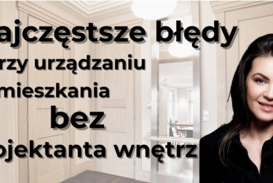 Najczęstsze błędy przy urządzaniu mieszkania bez projektanta wnętrz, napis informuje o treści artykułu na blogu architekt wnętrz Anny Buczny ze Szczecina. Zdjęcie projektantki ubranej na ciemno, z prawej strony grafiki, odcina się od tła. Tłem jest rozmyte wnętrze jej autorstwa. Wnętrze korytarza jest jasne, zapraszające. Dobrze doświetlony korytarz jest przestronny i zapraszający. Monumentalne drzwi z dopracowanym detalem o niestandardowej wysokości sprawiają, że wnętrze ma indywidualny charakter.