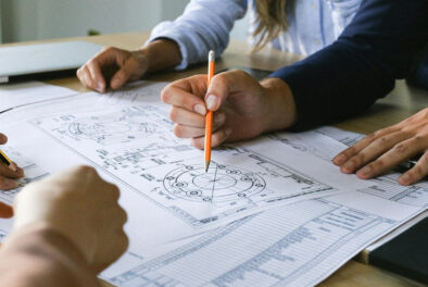 Zespół projektantów i architektów wnętrz podczas omawiania koncepcji wnętrz w pracowni Anna Buczny Piękne Wnętrza w Szczecinie