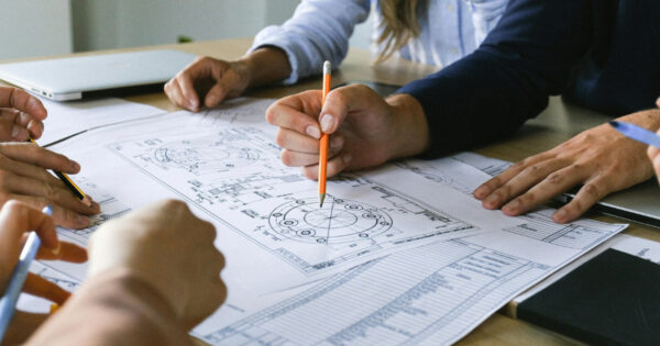 Zespół projektantów i architektów wnętrz podczas omawiania koncepcji wnętrz w pracowni Anna Buczny Piękne Wnętrza w Szczecinie