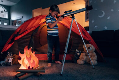 Pokój chłopca, który bawi się w otoczeniu zabawek, sztucznego ogniska, atrapy namiotu i teleskopu, spoglądając przez teleskop w namalowane na ścianach i suficie gwiazdy i księżyc. Architekt Anna Buczny w swoim artykule na blogu porusza kwestie projektowania pokoi dla dzieci. Aranżacja pokoju chłopca jest świetnym przykładem tego o czym w swoim artykule pisze projektantka wnętrz.