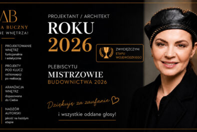 Tytuł Projektant/Architekt Wnętrz Roku 2026 otrzymała architekt Anna Buczny w plebiscycie Mistrzowie Budownictwa 2026. Zwyciężczyni plebiscytu jest pokazana na złoto czarnym tle z prawej strony obrazka. Treść informuje odbiorcę o wygranej w plebiscycie szczecińskiej projektantki Anny Buczny i przedstawia zakres działalności szczecińskiej architektki.