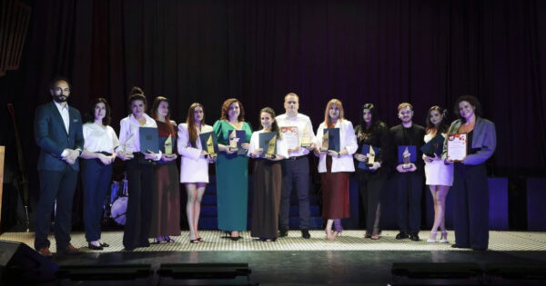 Laureaci Plebiscytu Mistrzowie Budownictwa 2026 w Pałacu Kultury w Warszawie na uroczystej Gali ze statuetkami i dyplomami. Architekt Anna Buczny ze SZczecińskiej pracowni projektowania wnętrz z miejscem 1 w województwie zachodniopomorskim!